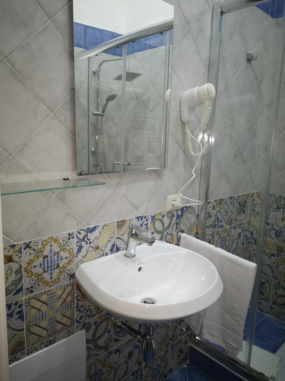 A Due Passi Dal Museo Bed & Breakfast Наполи Екстериор снимка