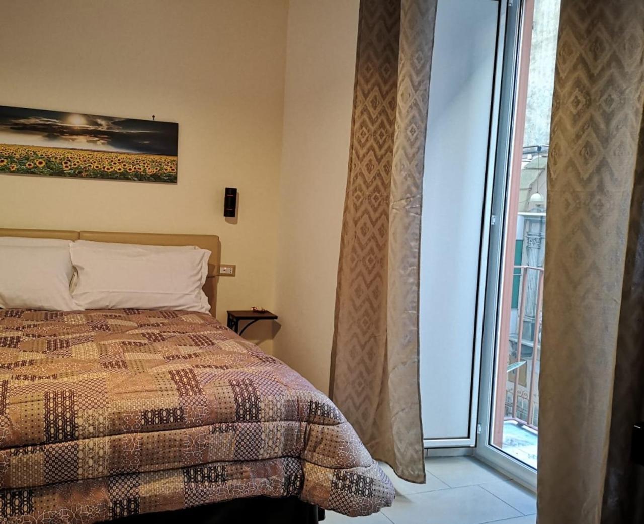 A Due Passi Dal Museo Bed & Breakfast Наполи Екстериор снимка